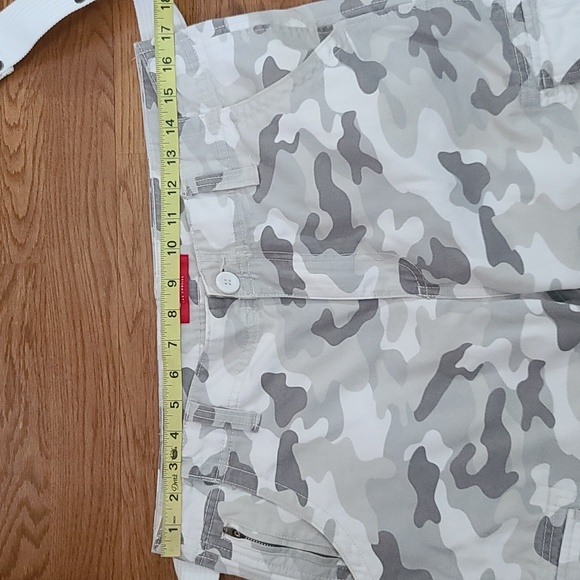 Guess Men's Camo Gray and White Cargo Belted Shorts (Sz 32) - Picture 6 of 11